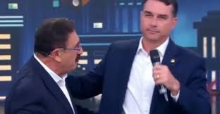 Ratinho entrevista Flávio Bolsonaro após crise com Zezé de Camargo